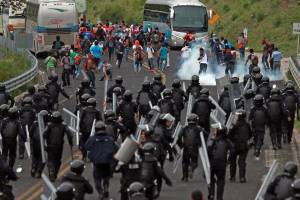 Normalistas se enfrentan a pedradas con policías en Guerrero
