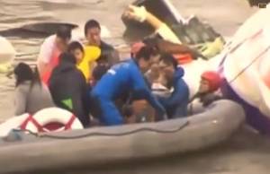 Rescatan a bebé entre los escombros de avión en Taipei