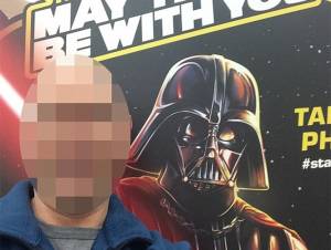 Se tomó selfie con Darth Vader y lo acusaron de pedófilo