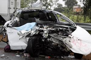 Camioneta impacta contra tráiler en la México-Puebla; dos muertos