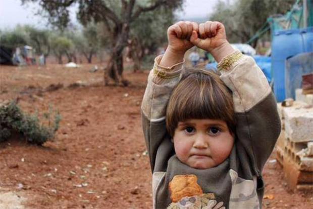 Niña siria que se rinde ante foto da la vuelta al mundo