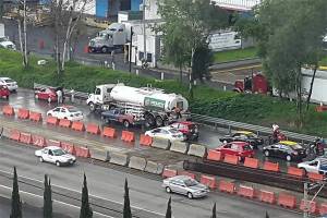 Fuga de combustible provoca caos vial en la autopista México-Puebla