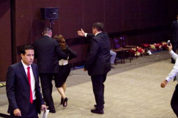 Socióloga sugiere a Peña Nieto “pide perdón” y la echan de evento