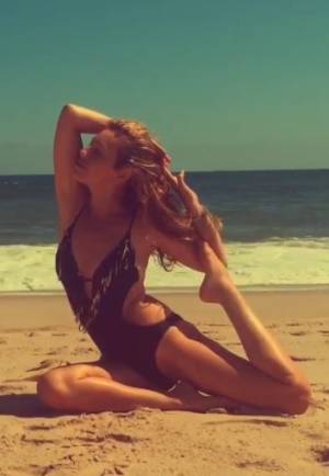 FOTOS: Thalía presume cómo hacer yoga en la playa
