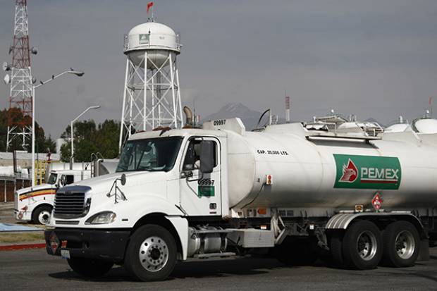 Ante baja producción y desabasto, Pemex importará gasolinas