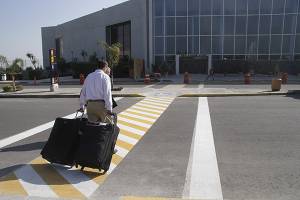 Aeropuerto de Puebla reanudó actividades tras caída de ceniza