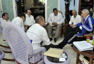 Fidel Castro se reúne con los cinco agentes liberados por EU