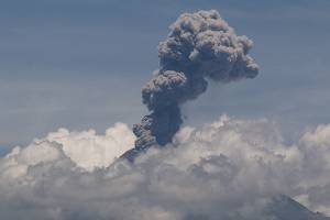 Popocatépetl emite 80 exhalaciones y seis explosiones; cae ceniza en Edomex
