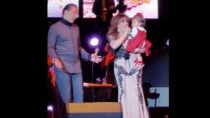 Cristian Castro presentó a su hija Rafaella en concierto