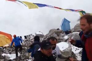 VIDEO: Alpinista graba momento de la avalancha en el Everest