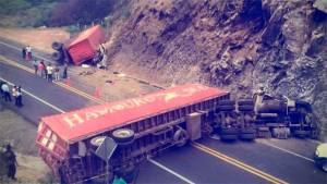Trailer cae sobre camioneta y mueren 11 estudiantes en SLP