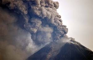 Volcán de Colima lanza fumarola de dos kilómetros de altura