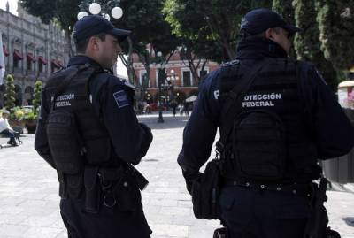 Falsos policías federales asaltan a clientes de bar en Puebla