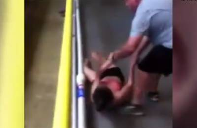 VIDEO: Entrenador arrastra a nadadora hasta la alberca