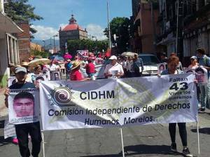 Marchan normalistas y maestros, a 10 meses de los hechos en Ayotzinapa