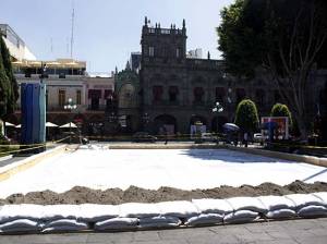 Instalan playa en el zócalo de Puebla