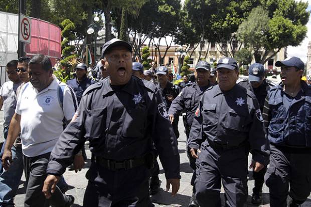 Policías despedidos protestan a finales de 2014