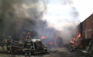 Se incendia lote en Acajete donde almacenaban combustible robado