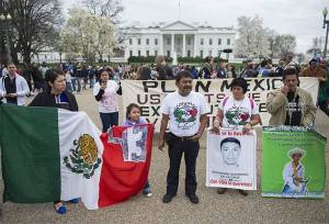 Padres de normalistas de Ayotzinapa protestan en la Casa Blanca