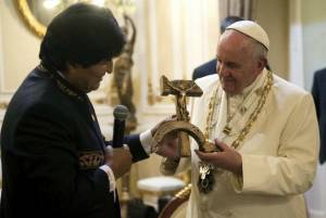 Evo Morales regala al Papa Francisco un “crucifijo comunista”