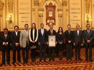 Puebla entrega copia de Cédula Real a Claudio X. González