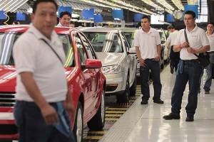 Empleos del sector automotriz de Puebla, en riesgo por aumento del dólar