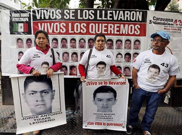 Familiares de normalistas de Ayotzinapa protestan en Argentina