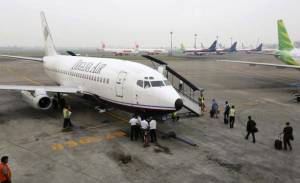 Avión se estrella con casi medio millón de dólares en Indonesia