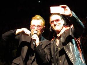 VIDEO: Bono invitó a imitador a cantar con U2 en Los Ángeles