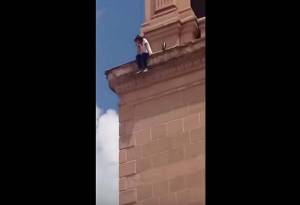 VIDEO: Se lanza de campanario de 10 metros para suicidarse y ¡sobrevive!