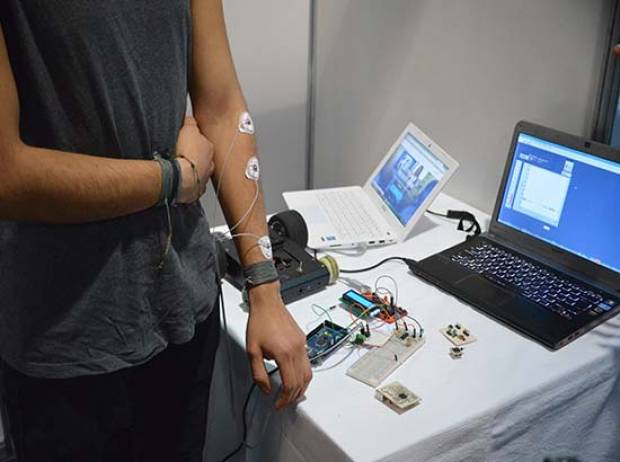 Alumnos de la BUAP crean dispositivo mecánico para atender el mal de Parkinson