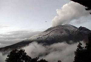 Popocatépetl emite 64 exhalaciones y tres explosiones