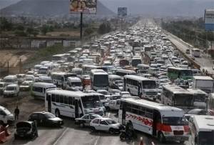Bloqueo de padres congestiona la autopista México-Puebla