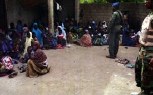 Liberan a 234 mujeres y niños más raptados por Boko Haram