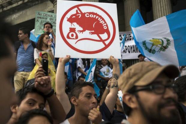 Crece inconformidad contra presidente de Guatemala por corrupción