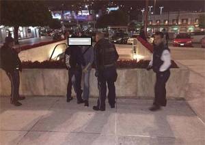 Retiran a gays de mall en Monterrey por tomarse de la mano