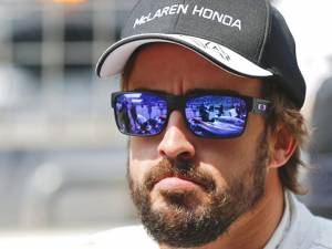 Conductora deportiva fue despedida por insultar a Fernando Alonso en Twitter
