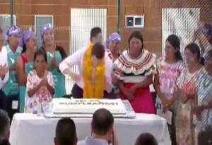 VIDEO: Peña Nieto festeja su cumpleaños y… ¡se le cae el pastel!