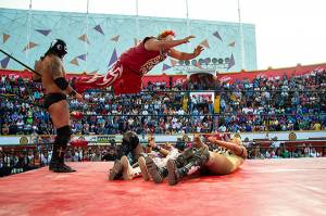 Aficionados disfrutan la Lucha Libre en la Feria de Puebla