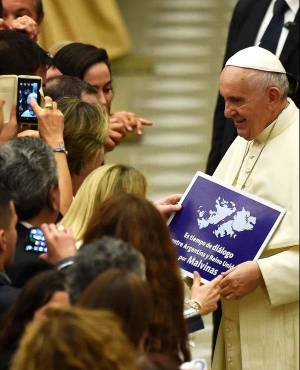 Le tienden “trampa” al Papa Francisco con foto de Islas Malvinas