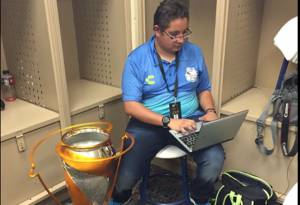 Jefe de prensa del Puebla usa Supercopa MX como escritorio