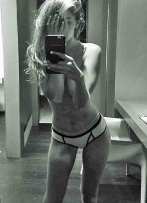 Gigi Hadid regaló topless en redes sociales