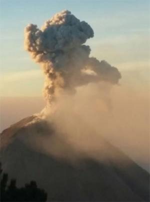 Nueva explosión en volcán de Colima; el Popo con actividad moderada
