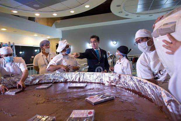 Elaboran en Venezuela moneda de chocolate más grande del mundo