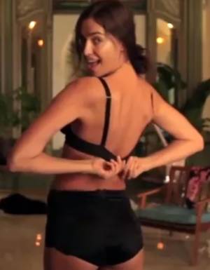 VIDEOS: Irina Shayk hace divertido striptease y baila en bikini para Instagram