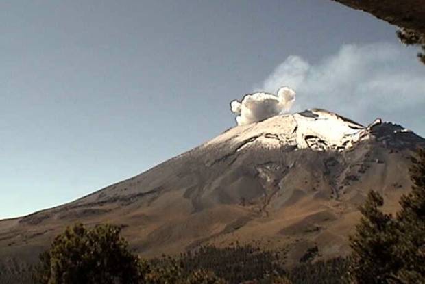 Popocatépetl emite 82 exhalaciones y cuatro explosiones