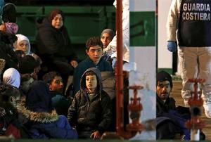Italia propone hundir barcos para evitar tráfico de migrantes