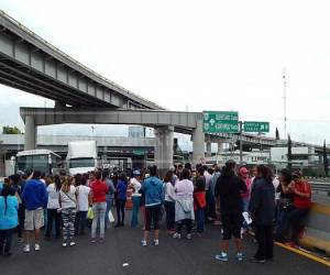 Rezago vial en la autopista México-Puebla por obras y la CNTE