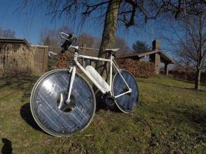 Una bicicleta eléctrica que se carga con energía solar