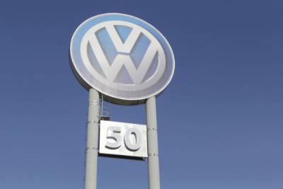 Caen 18% acciones de VW en bolsa alemana por escándalo en EU